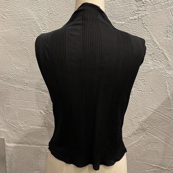 Mock sleeveless turtleneck top - Picture 5 of 8